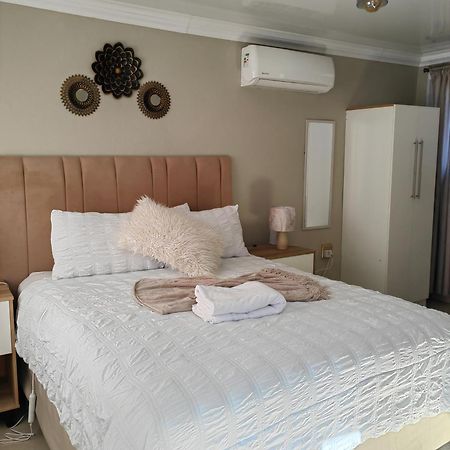 Back Of The Moon Guesthouse Kuruman Ngoại thất bức ảnh